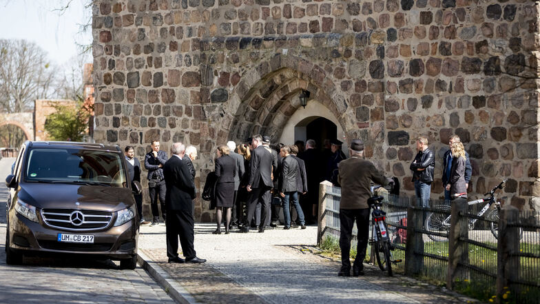 Trauergäste kommen zum Trauergottesdienst für die Mutter von Bundeskanzlerin Merkel zum Eingang der Maria-Magdalenen-Kirche in Templin. Herlind Kasner starb am 6. April in Berlin.