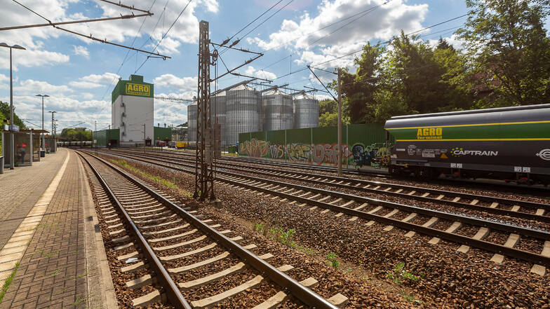 Rechts und links der Gleise in Großsedlitz ist nicht mehr viel Platz und doch sollen hier zusätzliche Gleise und der Bereich vor dem Tunneleingang mit dem Überholbahnhof gebaut werden.