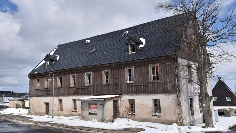 Durch den weiteren Verfall beeinträchtig das marode Gebäude das touristisch geprägte Ortsbild von Zinnwald.