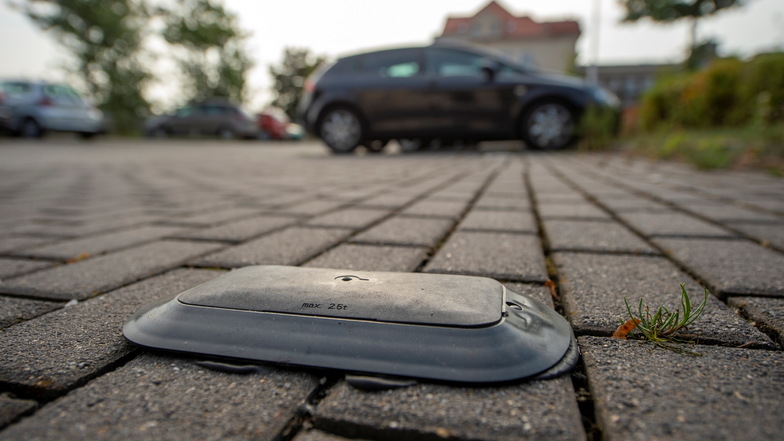 Ein Sensor auf einer Parkfläche: In Coswig müssen diese nach knapp fünf Jahren Nutzung gewartet werden.