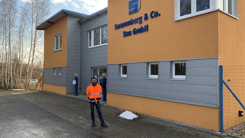 Geschäftsführer Stefan Wuitz vor der Firmenzentrale der Swanenberg & Co. Bau GmbH in Lohsa.