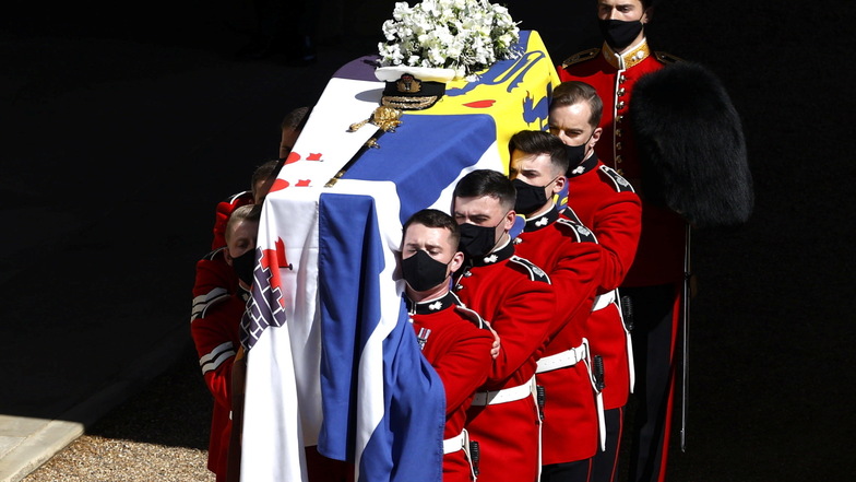 #Der Sarg von Prinz Philip, bedeckt mit seiner persönlichen Standarte, wird vor der Beerdigung des Herzogs von Edinburgh in Schloss Windsor, zum speziell angefertigten Land Rover Defender getragen.