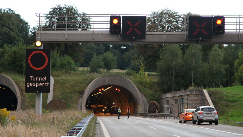 Am Autobahntunnel Königshainer Berge wird am Dienstag und Mittwoch wieder gebaut und Fahrstreifen dicht gemacht.