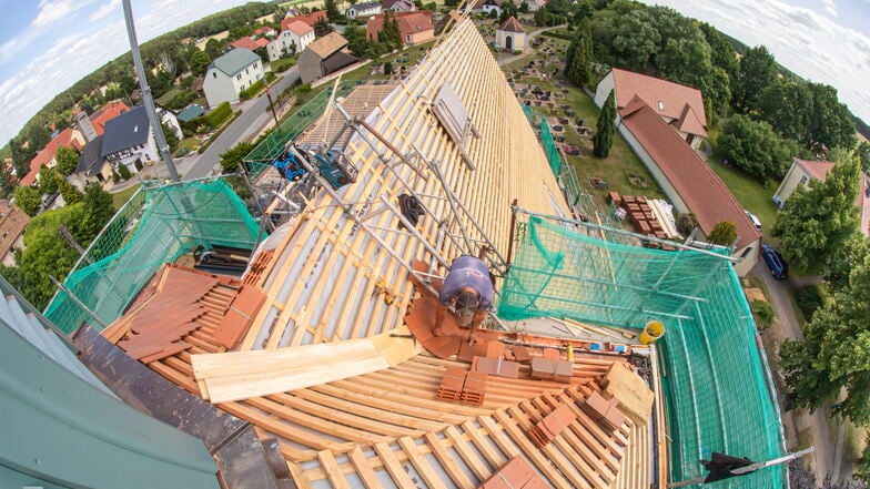 Symbolfoto: Dachdeckerei ist schon unter normalen Wetterbedingungen nicht das ungefährlichste Handwerk.