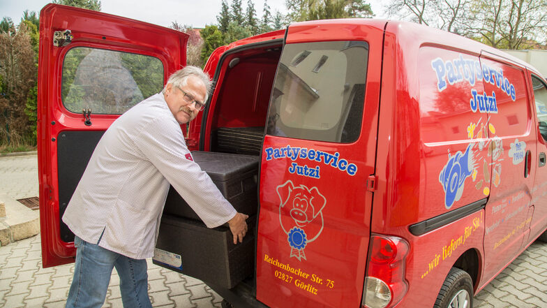 Kommen die Kunden nicht, muss man eben zu ihnen: Frank Jutzi führt eine Fleischerei mit Partyservice in Rauschwalde und liefert Essen aus.