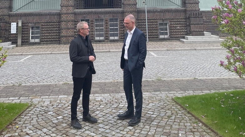 Bürgermeister Enrico Münch (links) im Gespräch mit Landrat Ralf Hänsel bei dessen Besuch in Gröditz.