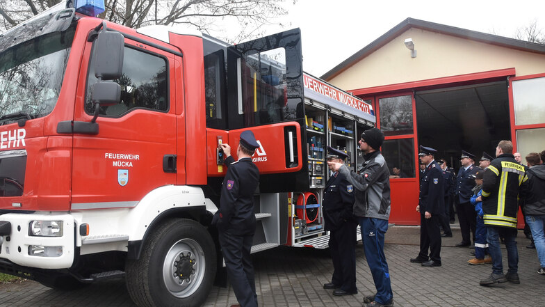 Das neue Einsatzfahrzeug für die Feuerwehr Mücka, ein Tanklöschfahrzeug vom Typ TLF 10, wird am Sonnabend in Augenschein genommen.