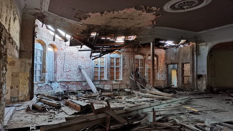Im Ballsaal des ehemaligen Parkgasthauses in Gaußig herrscht ein Bild der Verwüstung, nachdem das Dach eingestürzt ist.