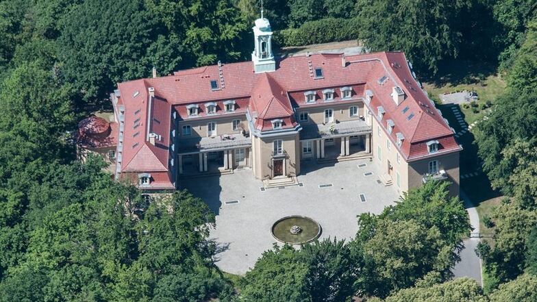 SCHLOSS WACHWITZ: Einst Herrensitz der Wettiner stand das Haus am Elbhang in Dresden ab 1993 lange leer. Im Juli 2007 schließlich verkaufte es der Freistaat an die Firma V.V.K. Eine Insolvenz folgte. Inzwischen hat ein weiterer Investor die Sanierung fort