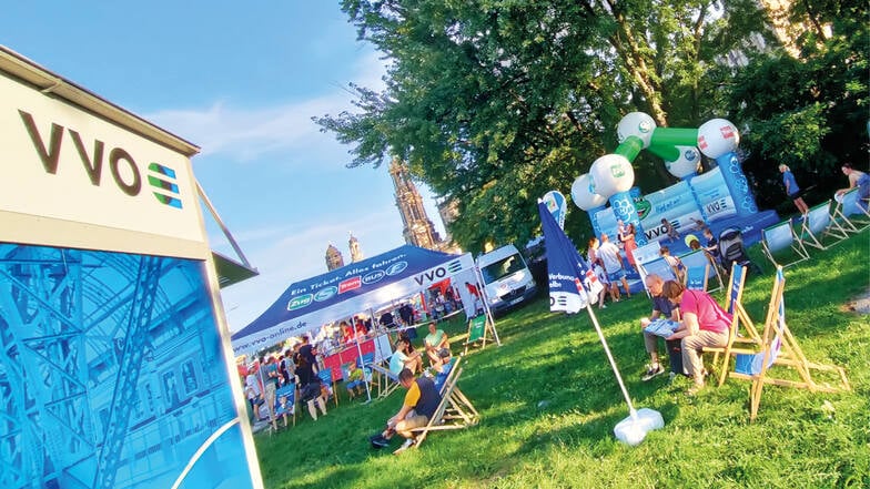 Während die Eltern auf den Sonnenliegen entspannen, können die Kids sich auf der Hüpfburg austoben.