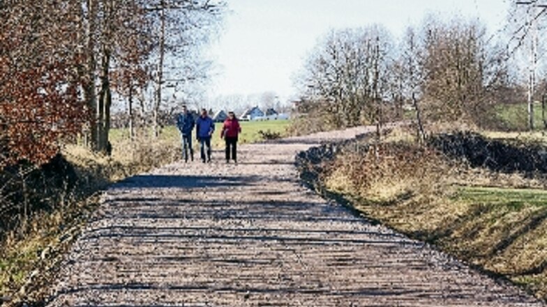 Drei Spaziergänger sind auf dem zukünftigen Radweg zwischen Hartha und Waldheim unterwegs. Das Kiesbett ist teilweise schon angelegt. Das Teilstück soll bis Juni fertig sein.