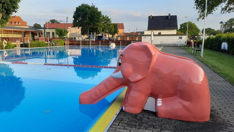 Der Elefant im Freibad Großnaundorf bekam 2024 einen neuen Farbanstrich.