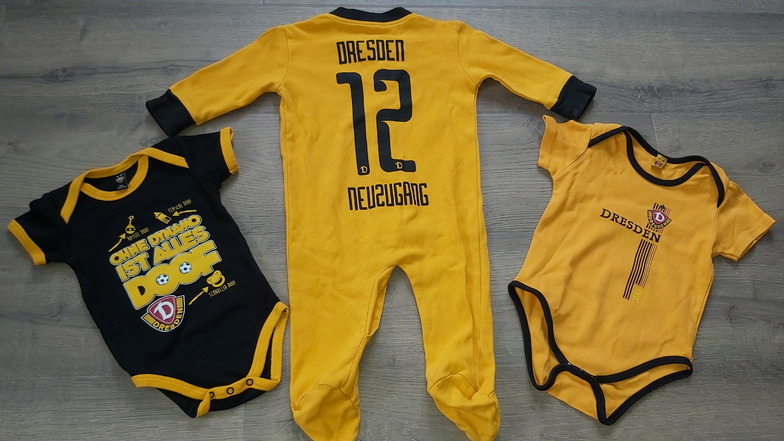 Im Dynamo-Outfit hat Eric Hanspach vorsorglich bereits drei Strampler beziehungsweise Bodys in verschiedenen Größen für ihr Baby gekaut.