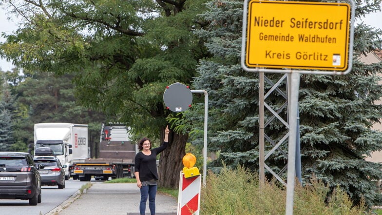Anwohnerin Maria Nixdorf zeigt auf die unkenntlich gemachten 70er Schilder. Wenn am Autobahntunnel gearbeitet wird, gelten in Nieder Seifersdorf 50 km/h.