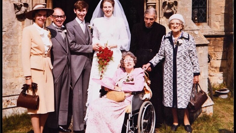 1980: Hochzeit mit dem Banker Philip John May. Das Foto zeigt ihre Eltern, ihre Großmutter (r.) und die Schwiegereltern (l.)