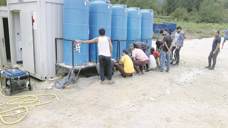 Allgemeine Tristesse und Verzweiflung: Die blauen Tanks beinhalten das Trinkwasser für die Flüchtlinge. 