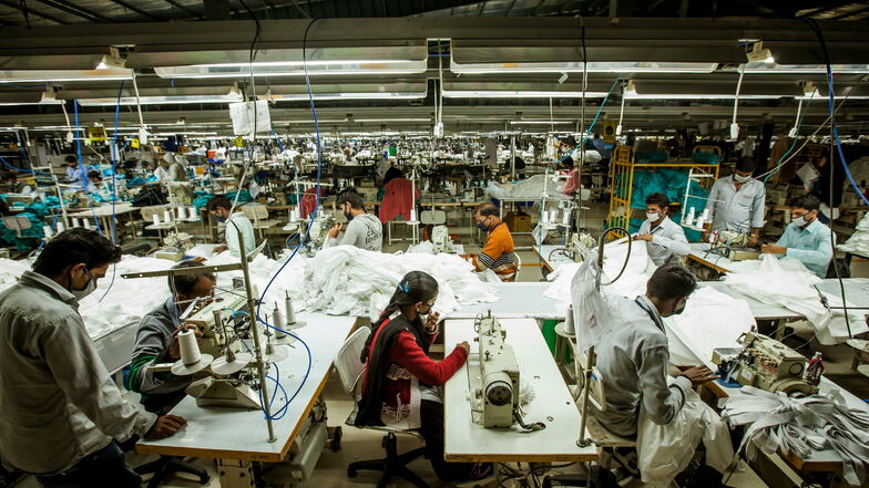 Transfair möchte Arbeitsbedingungen in Entwicklungsländern wie in dieser Textilfabrik in Madhya Pradesh in Indien verbessern. Seit 1992 gibt es den Verein.