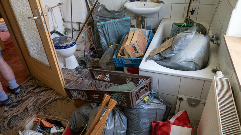 Nicht nur im Bad stapeln sich in der Mietwohnung von Lothar Firo die Müllsäcke und jede Menge Unrat. Auch die anderen Zimmer hat der ehemalige Mieter so hinterlassen.