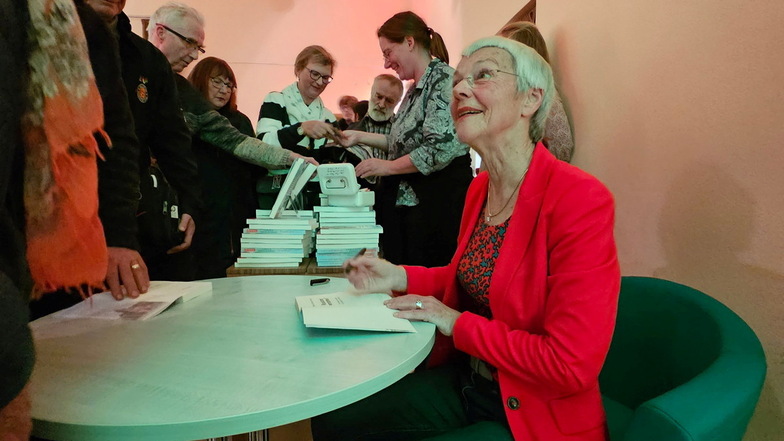 Eine gefragte Buchautorin – Gabriele Krone-Schmalz signiert nach dem Vortrag im Bahnhof Radebeul-Ost ihre Bücher für die Besucher der Veranstaltung. Die Bücher wurden von der hiesigen Buchhandlung von Ute Sauermann mitgebracht.