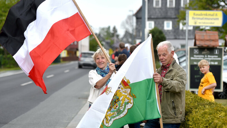 Auch bei den Protesten entlang der B 96 zwischen Zittau und Oppach in der Oberlausitz schwenken Menschen die schwarz-weiß-rote Flagge.
