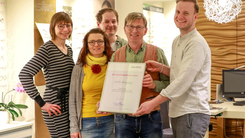 Optiker Heiko Neumann und seine Frau Carola (nicht im Bild) bekamen den Mittelstandspreis des Optikerverbundes IGA Optic verliehen.
Mit ihrem Team arbeiten sie im Geschäft an der Bahnhofstraße 3 in Löbau.