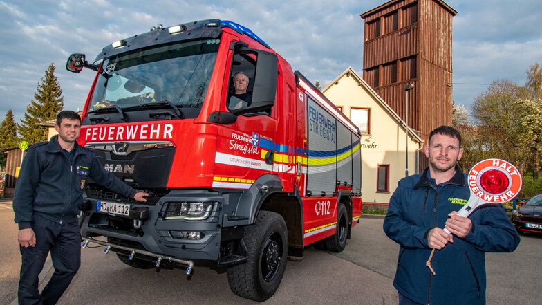 Gemeindewehrleiter Patrick Hundshammer (links), Kamerad Holger Lesch (am Steuer) und Ortswehrleiter Sebastian Quaas freuen sich über das neue Tanklöschfahrzeug 3000 für die Feuerwehr Marbach.