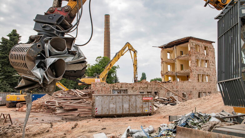 Der legendäre Schornstein wird bleiben. Doch auf dem früheren BTZ-Gelände davor sind in den letzten Tagen mehrere Gebäude abgerissen worden.