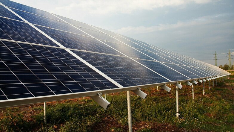 Solarmodule auf Gestellen: Mit solchen Kollektoren soll auch im Riesaer Stadtgebiet die Energie der Sonne eingefangen und Strom umgewandelt werden. Inzwischen gibt es drei Projekte von drei Firmen an drei Standorten.