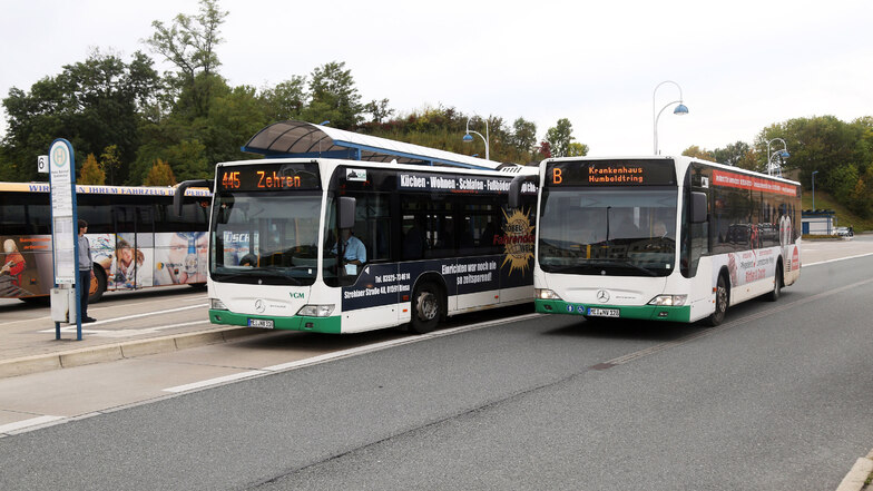 Linienbusse am Riesaer Busbahnhof: Dort sowie in weiteren Bussen von im VVO organisierten Unternehmen gelten neue Einstiegsregeln. Die Tür beim Fahrer bleibt ab sofort zu.