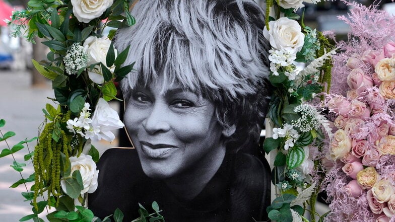 Ein Porträt der verstorbenen Sängerin Tina Turner steht auf ihrem Stern auf dem Hollywood Walk of Fame in Los Angeles. Turner starb am Dienstag im Alter von 83 Jahren nach langer Krankheit.