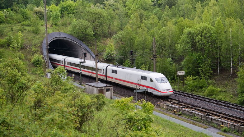 Ein ICE Zug kommt auf der Strecke Hannover - Göttingen aus dem Tunnel Escherberg im Landkreis Hildesheim. Ein Tunnel soll auch in Niederau gebaut werden.
