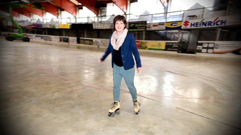 Bürgermeisterin und Geschäftsführerin Kati Wenzel vor der Eröffnung der Rollschuhbahn in der Eishalle. Der Betrieb der Einrichtung wird immer teurer.