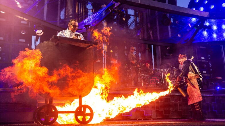 Feuer frei: Rammstein bei ihrem 1. von insgesamt vier Konzerten in Dresden.