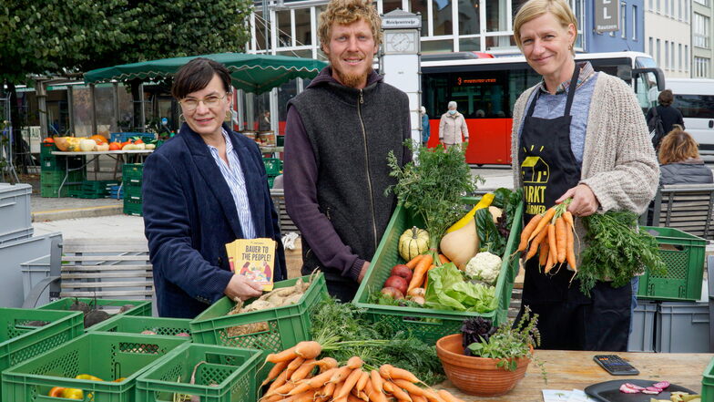 Olivia Jakschik (l.) und Stefanie Schwerk sind die neuen Gastgeberinnen der Marktschwärmerei in Bautzen. Dort kann man unter anderem das Gemüse von Markus Ender vom Enderhof aus Vierkirchen kaufen.