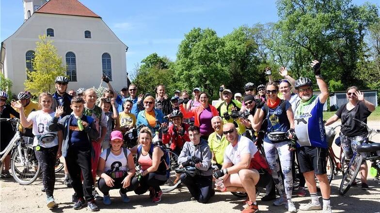 Die Radfahrer aus der Gemeinde Wegliniec freuen sich auf dem Rothenburger Schlossplatz, dass  sie die Strecke während der 17. Sternradfahrt erfolgreich bewältigt haben.
