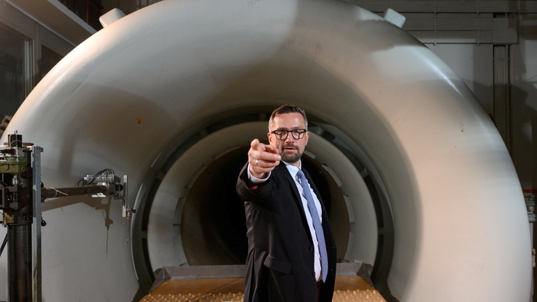 Martin Dulig (SPD), Wirtschaftsminister von Sachsen, steht im Institut für Luft- und Raumfahrttechnik der TU Dresden im Windkanal. Dulig besuchte am Thementag Luftfahrtindustrie sechs Unternehmen und Institute dieser Branche in Dresden und machte sich ein
