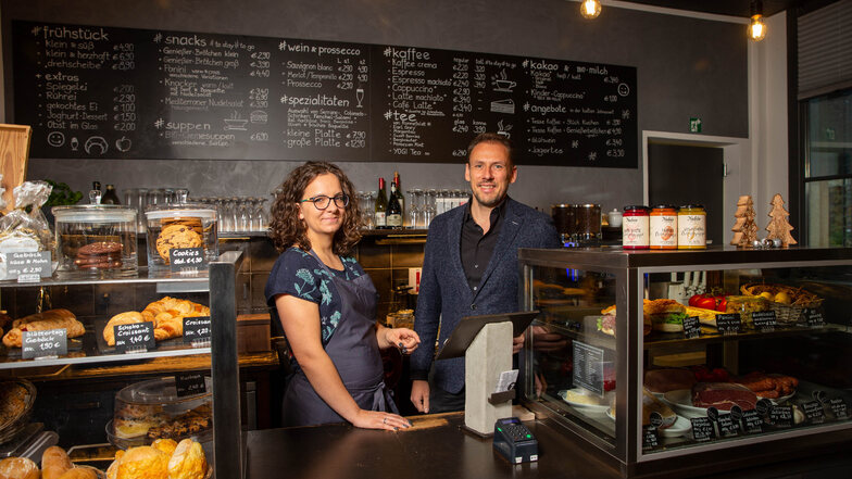 Mitarbeiterin Julia Häntzschel und Uwe Henkenjohann, Inhaber vom Café Drehscheibe im Bahnhof Bad Schandau, ist eine gute Planung  wichtig.