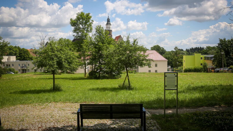 Hinter dem Barmherzigkeitsstift in Kamenz, in dem sich jetzt Betreutes Wohnen befindet, soll nach historischen Vorlagen eine Grünanlage wieder hergestellt werden.