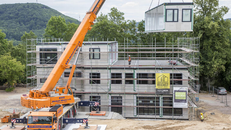 Große Bausteine: Der Neubau der Wilhelmine-Reichard-Schule besteht aus 18 solchen Raummodulen, die diese Woche aufeinandergesetzt wurden. Damit steht der Rohbau.