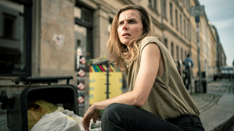 Karin Gorniak (Karin Hanczewski) hofft, im Müll Hinweise zu Schnabels Entführung oder sein Handy zu finden.