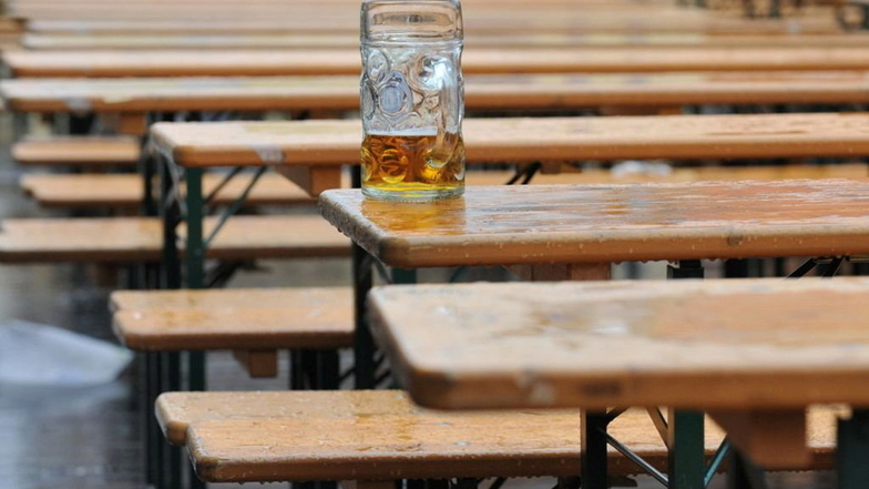 Die Biergärten sind wieder offen. Das Statistische Landesamt in Kamenz findet in der Gastronomie etwas höhere Preise als vor einem Jahr.