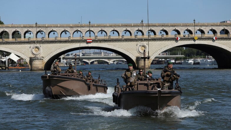 Soldaten patrouillieren mit Booten auf der Seine.