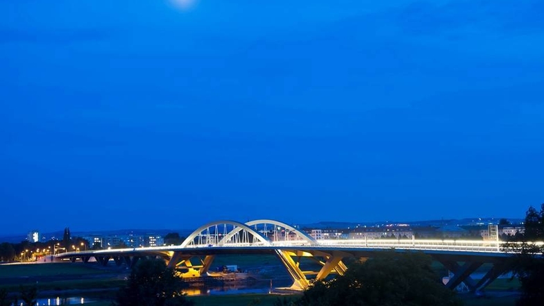 Am 15. August war die Brücke erstmals beleuchtet. Seither gibt sie bei Nacht dieses Bild ab.