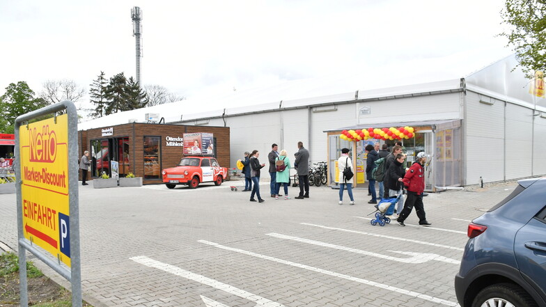 Der Netto-Supermarkt in Radeberg befindet sich seit dem 18. April in einem Zelt. Nun kommt auch der beliebte Fleischer-Imbiss an den Standort zurück.