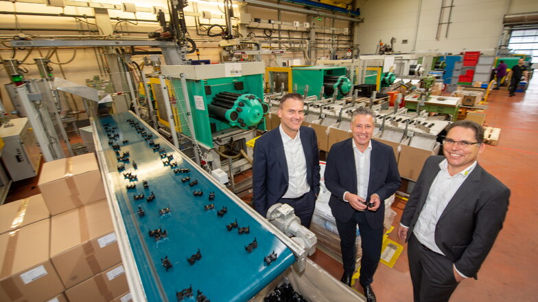 Die Geschäftsführer von Goerlich, Thomas Ehrlich (rechts) und Andreas Lindemann, sowie der Geschäftsführer der Innovations- und Beteiligungsgesellschaft Christian Müller (links) beim Vor-Ort-Termin in der Produktionshalle.