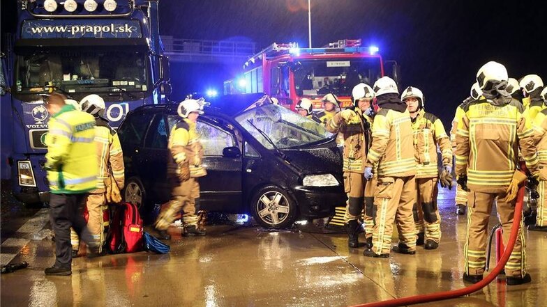 Bei einem Unfall auf der Autobahn 17 bei Dresden sind drei Menschen schwer verletzt worden, darunter ein sieben Jahre altes Kind.