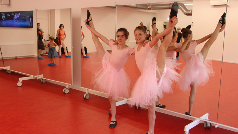 Florentine Kahl (links) und Eleonore Berthold testen die neuen Tanzsälen der Tanzszene Bautzen.