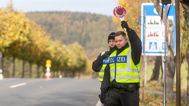 Achtung, Kontrolle: Am Grenzübergang von Petrovice nach Hellendorf müssen Autofahrer jetzt mit der Kelle rechnen. Hier warten Bereitschaftspolizisten aus Uelzen auf eventuelle Schleuser.