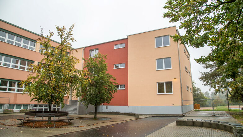 So wie der im Oktober 2020 übergebene Anbau (im Foto) sollen auch die anderen Gebäudeteile der Oberschule Kodersdorf modernes LED-Licht bekommen.