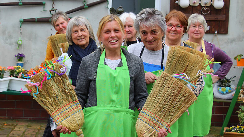 Das sind sie also: Die sieben Landfrauen von Hoywoy. Die ersten grünen Schürzen waren zu diesem Zeitpunkt auch schon fertig.